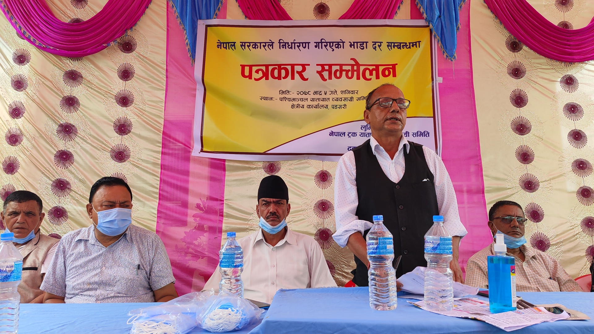 भारतीय भारी सवारी साधन सञ्चालनमा रोक लगाउन यातायात व्यवसायी सडकमा उत्रिने